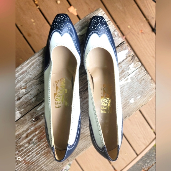 Ferragamo navy and white heels 7.5 - Picture 5 of 11